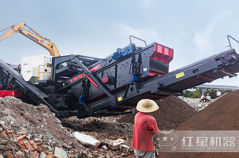 履帶移動(dòng)破現(xiàn)場(chǎng)